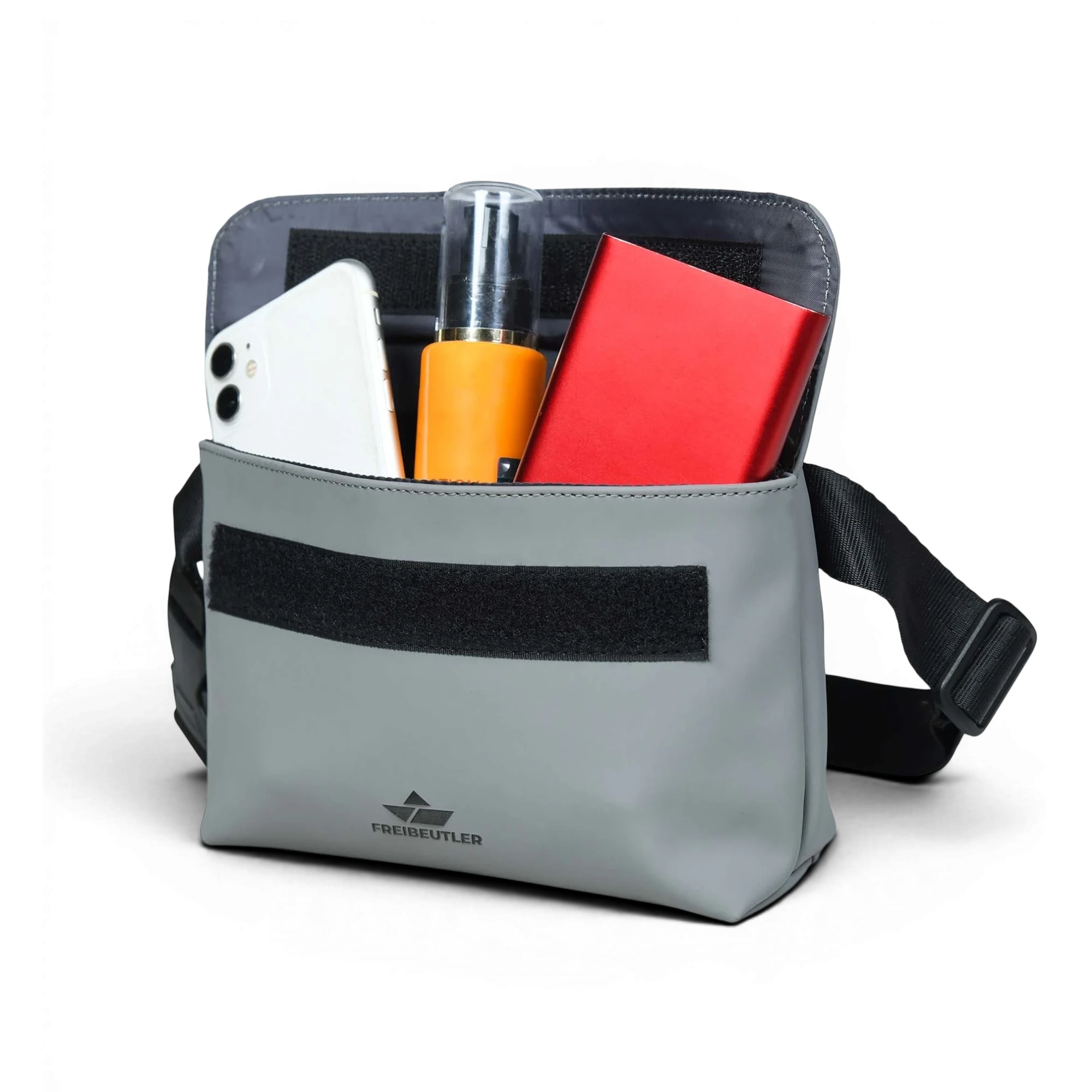 Graue FREIBEUTLER Hip Bag aus wasserabweisendem PU mit Klettverschluss und Außenfach, ideal für Reisen und Alltag.