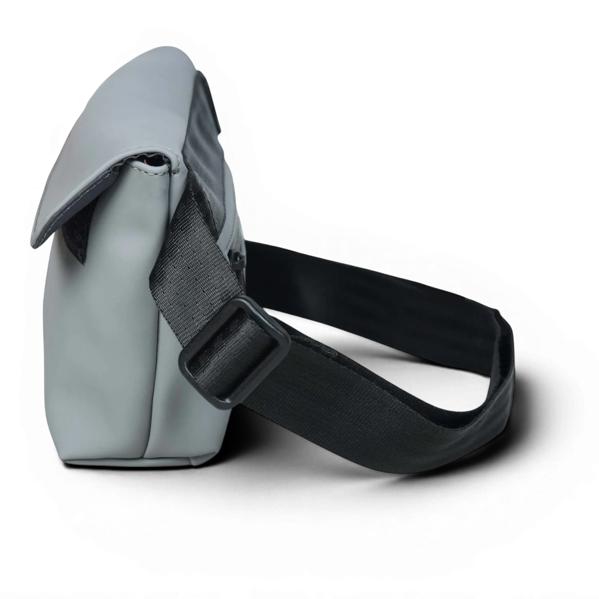 Graue FREIBEUTLER Hip Bag aus wasserabweisendem PU mit Klettverschluss und verstellbarem Gurt.