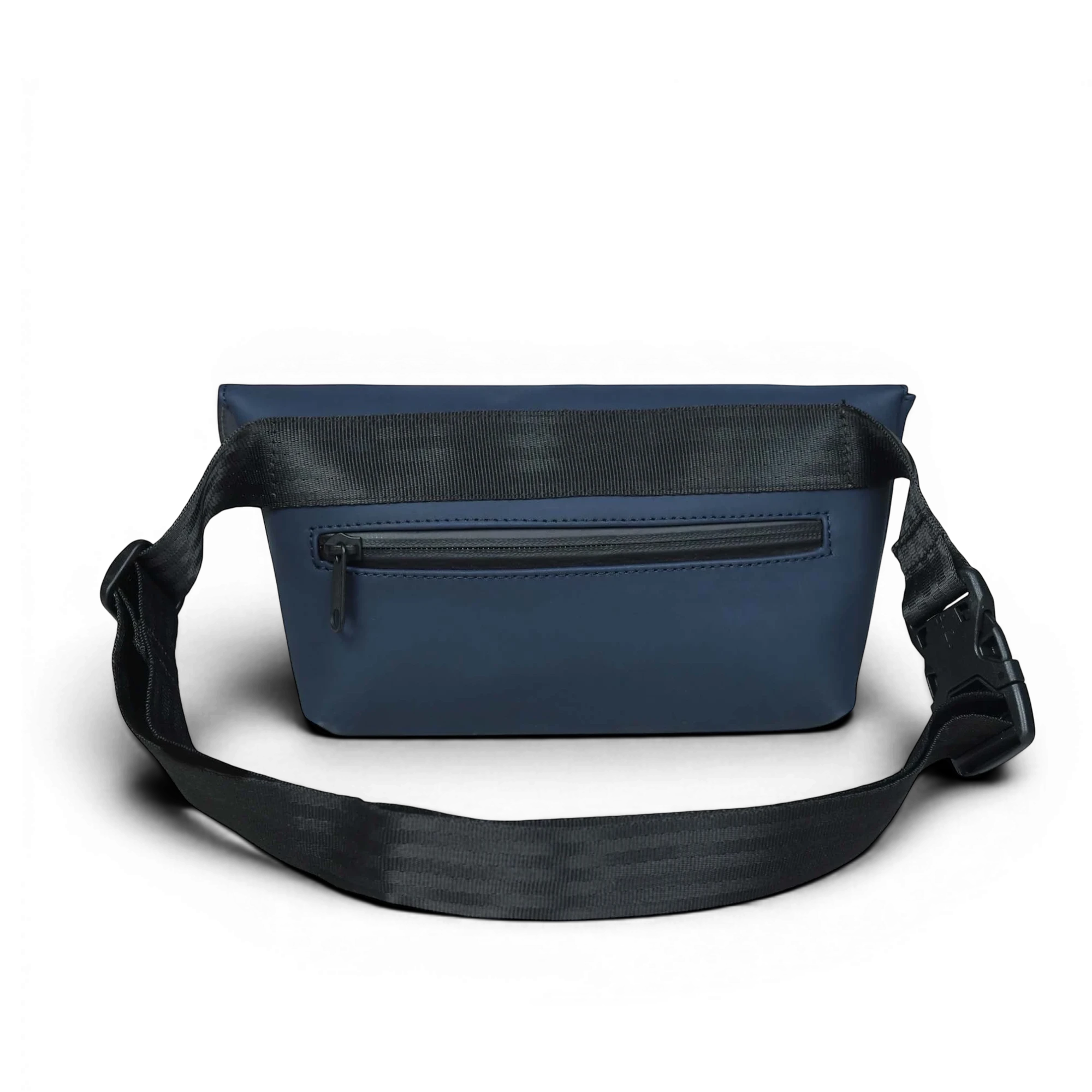 FREIBEUTLER Hip Bag Levi in dunkelblauem, wasserabweisendem PU-Material mit Reißverschlussfach und verstellbarem Gurt.