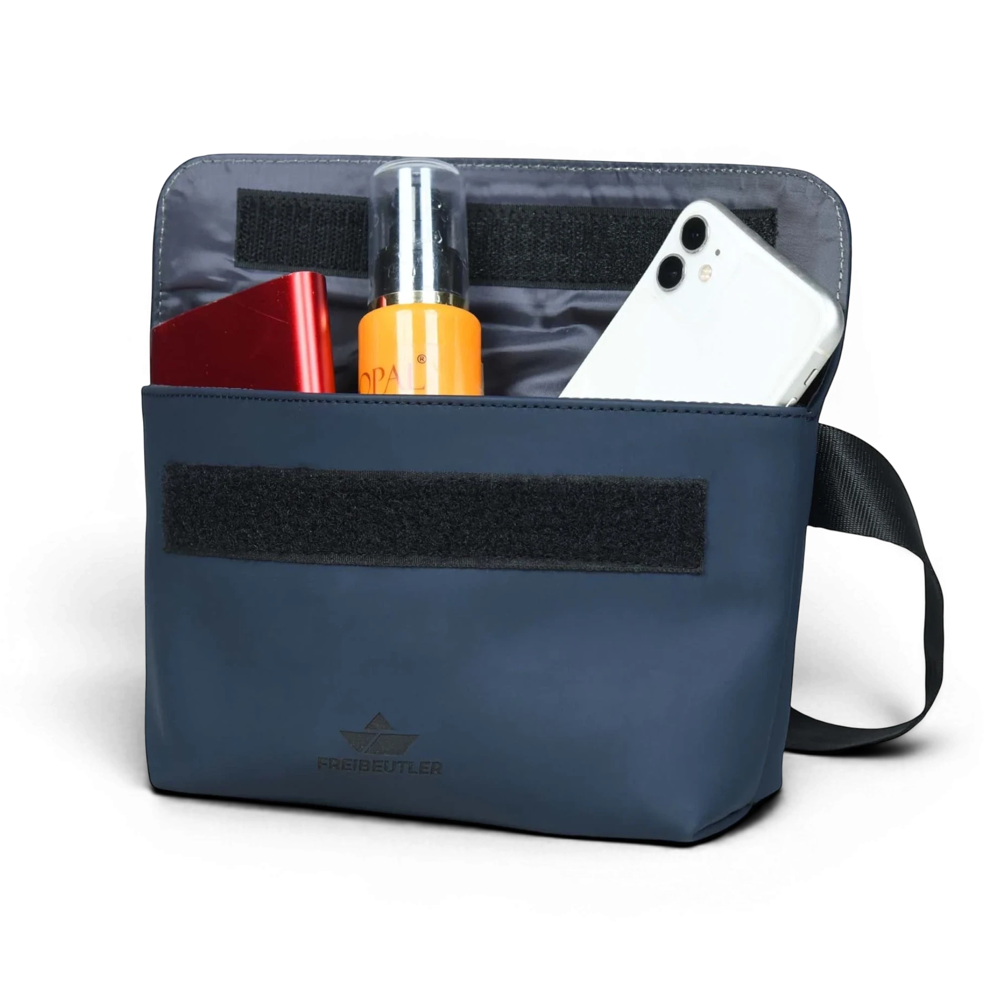 FREIBEUTLER Hip Bag Levi aus dunkelblauem, wasserabweisendem PU-Material mit Klettverschluss und Außenfach.