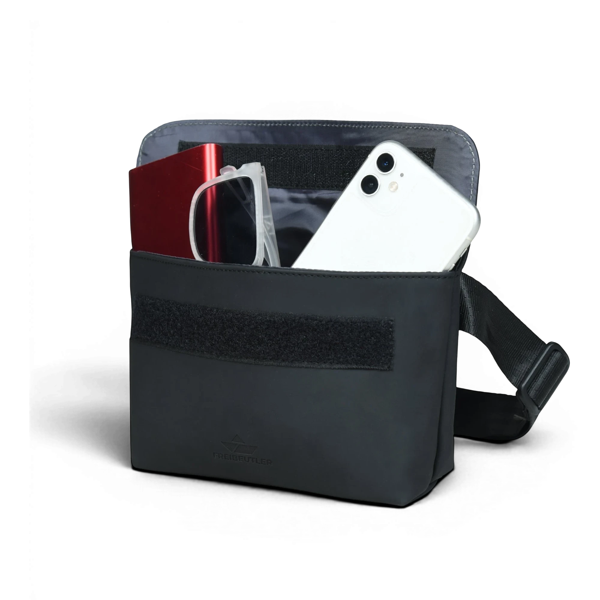 FREIBEUTLER Hip Bag Levi aus mattschwarzem, wasserabweisendem PU-Material mit Klettverschluss und Innenfächern. Bietet Platz für Smartphone, Schlüssel und Essentials.