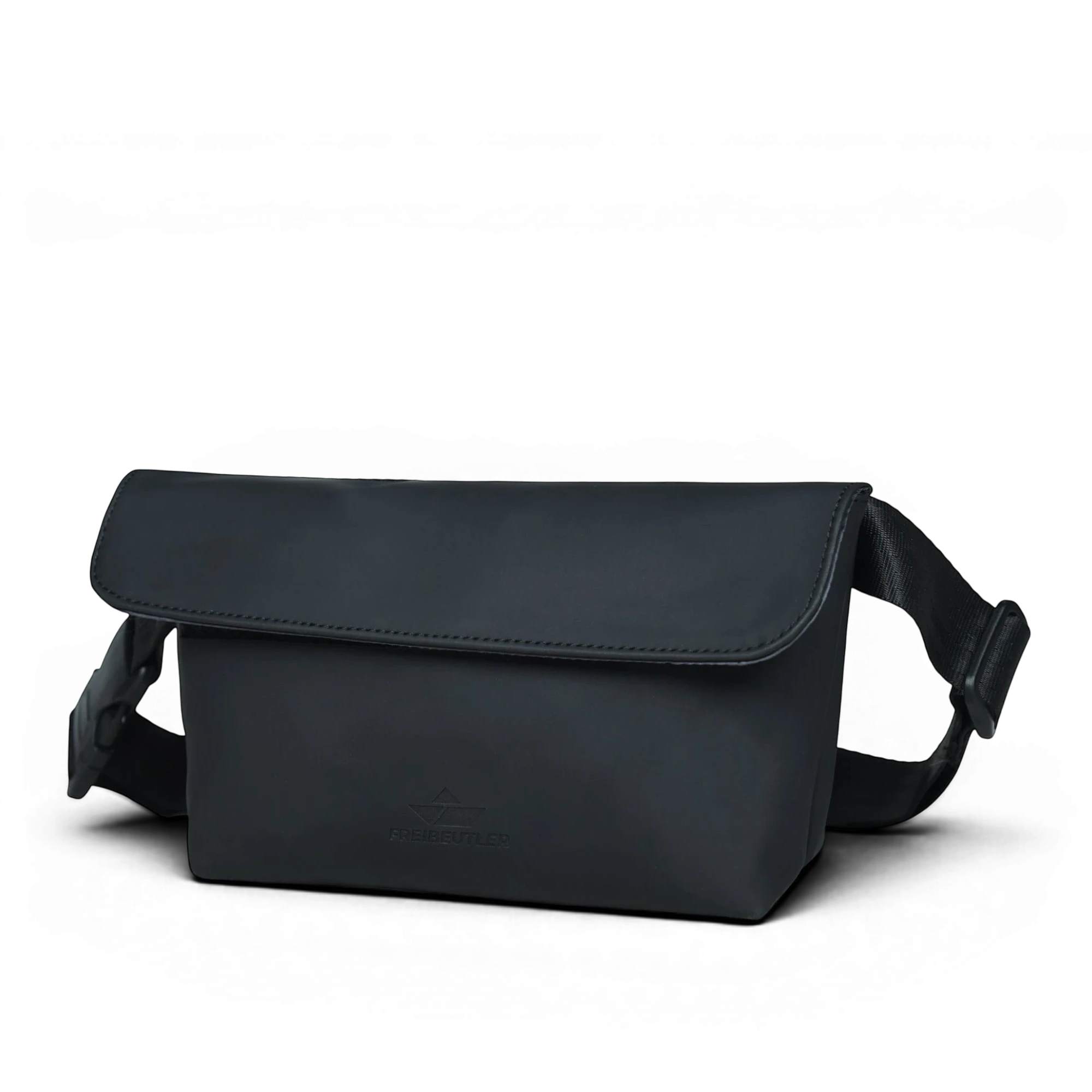 FREIBEUTLER Hip Bag Levi aus matt-schwarzem, wasserabweisendem PU mit Klettverschluss und verstellbarem Gurt.