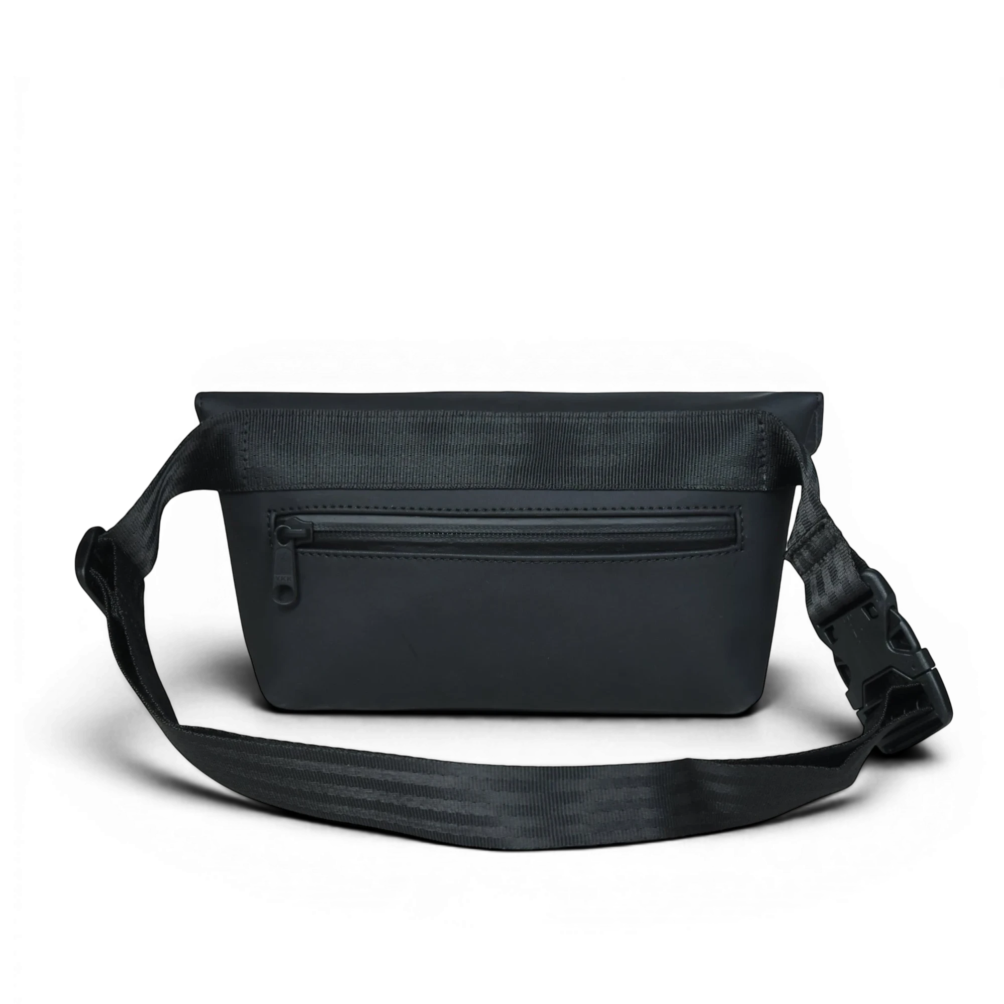 FREIBEUTLER Hip Bag Levi aus matt-schwarzem, wasserabweisendem PU-Material mit Reißverschlussfach und verstellbarem Gurt.