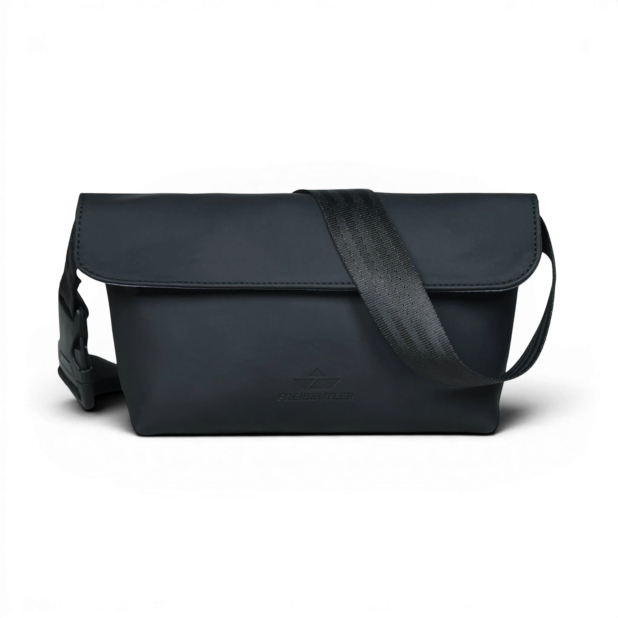 FREIBEUTLER Hip Bag Levi aus mattschwarzem, wasserabweisendem PU-Material mit Klettverschluss und verstellbarem Gurt.