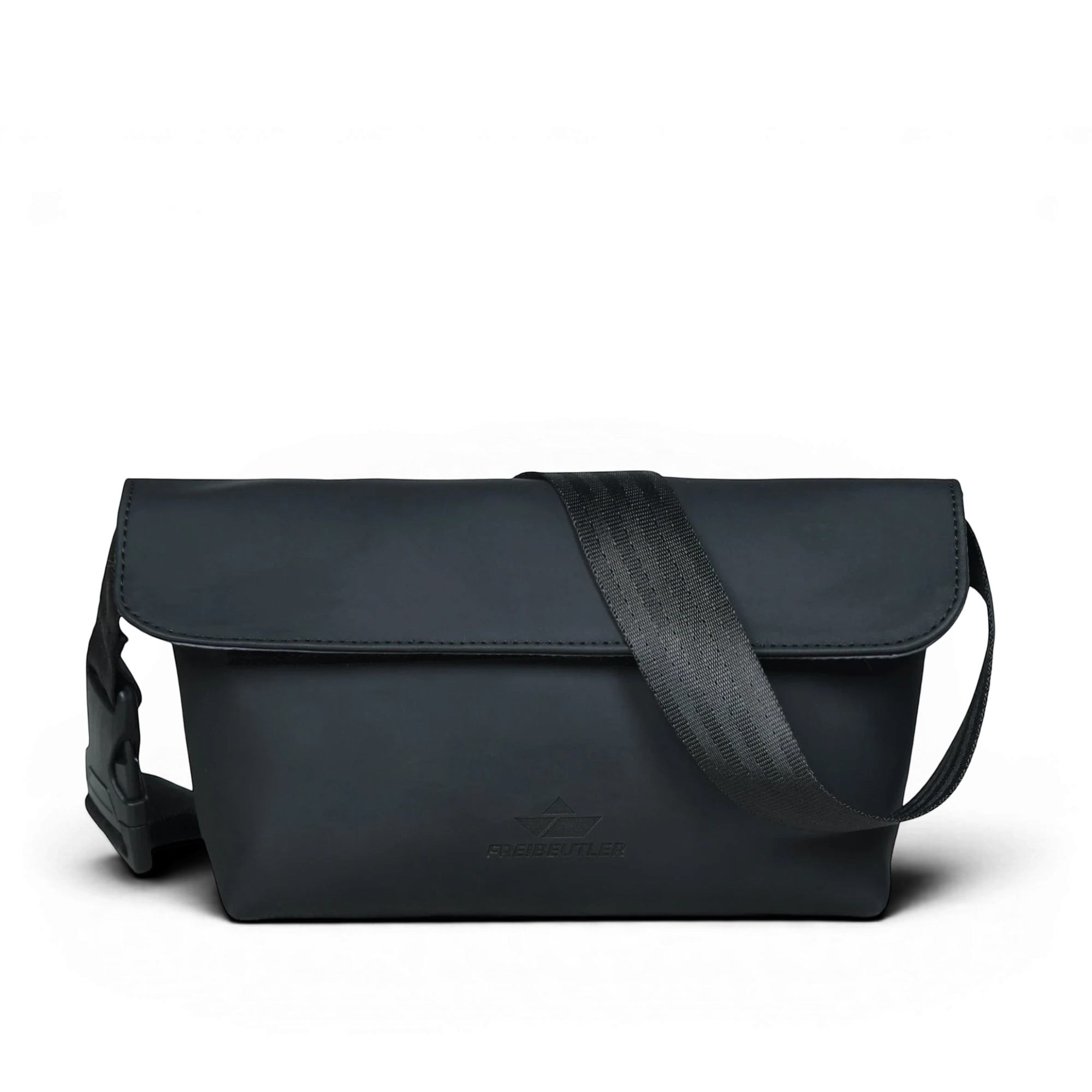 FREIBEUTLER Hip Bag Levi aus mattschwarzem, wasserabweisendem PU-Material mit Klettverschluss und verstellbarem Gurt.