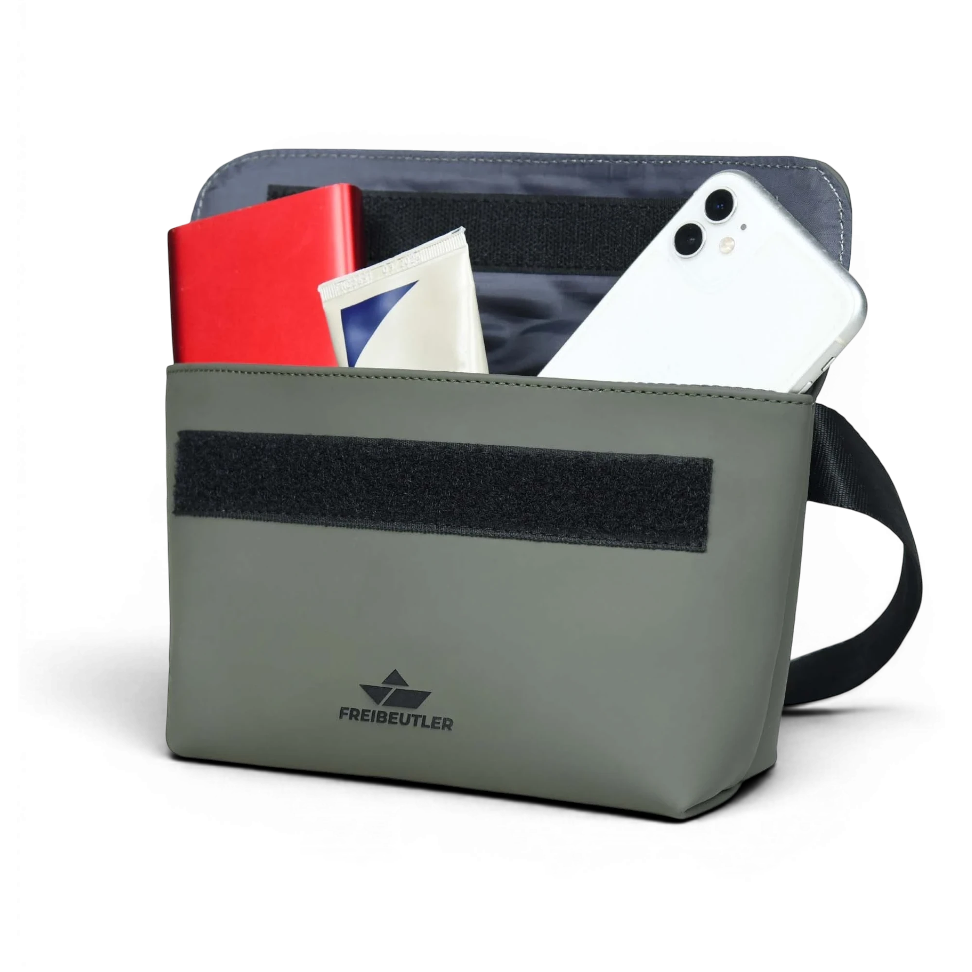 FREIBEUTLER Hip Bag Levi in Oliv, wasserabweisendes veganes PU-Material, mit Klettverschluss und Innen-/Außenfächern.