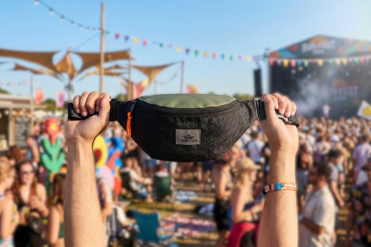 Hände frei, Wertsachen sicher: Mit der richtigen Bauchtasche durch die Festival-Saison