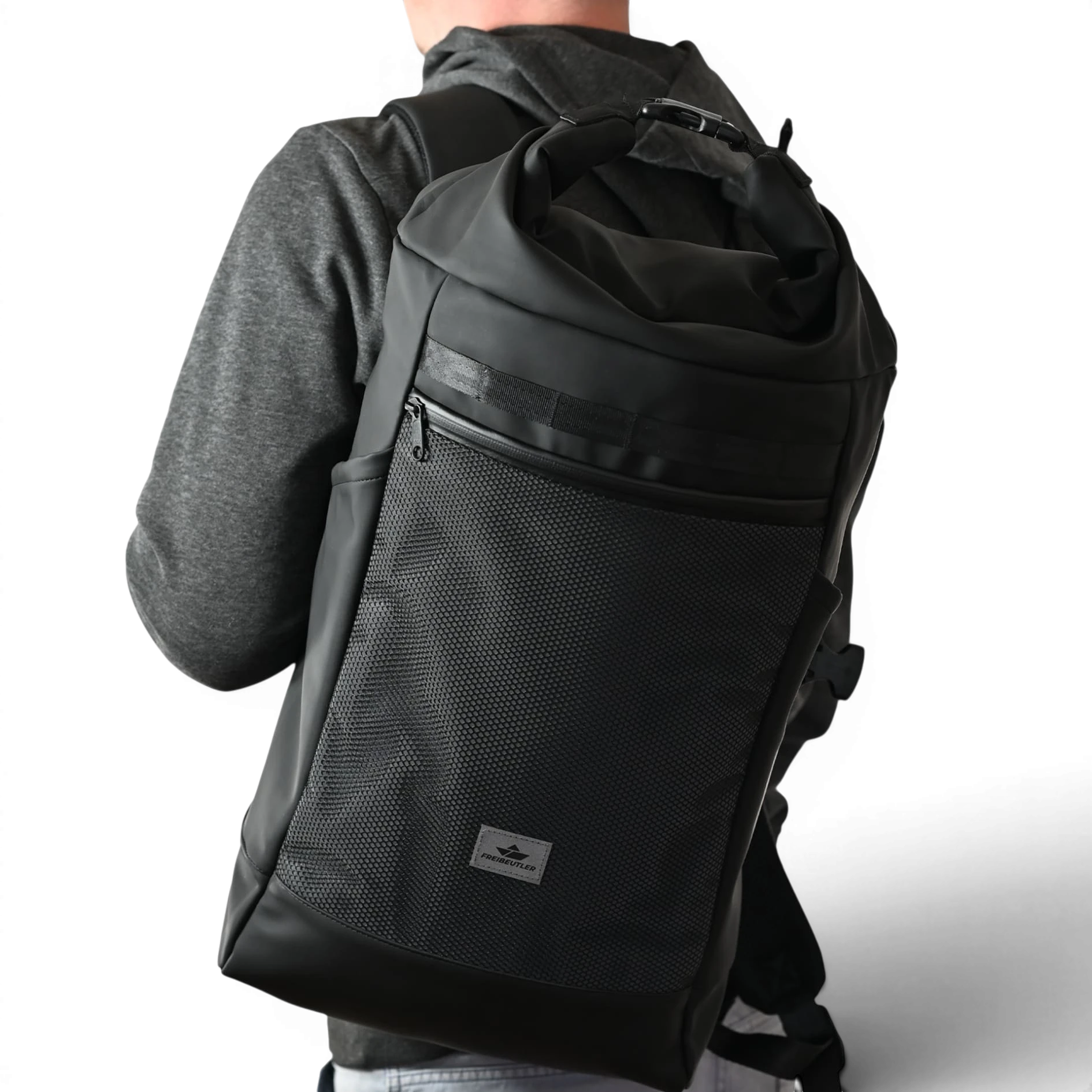Rucksack Bente Mattschwarz auf dem Rücken