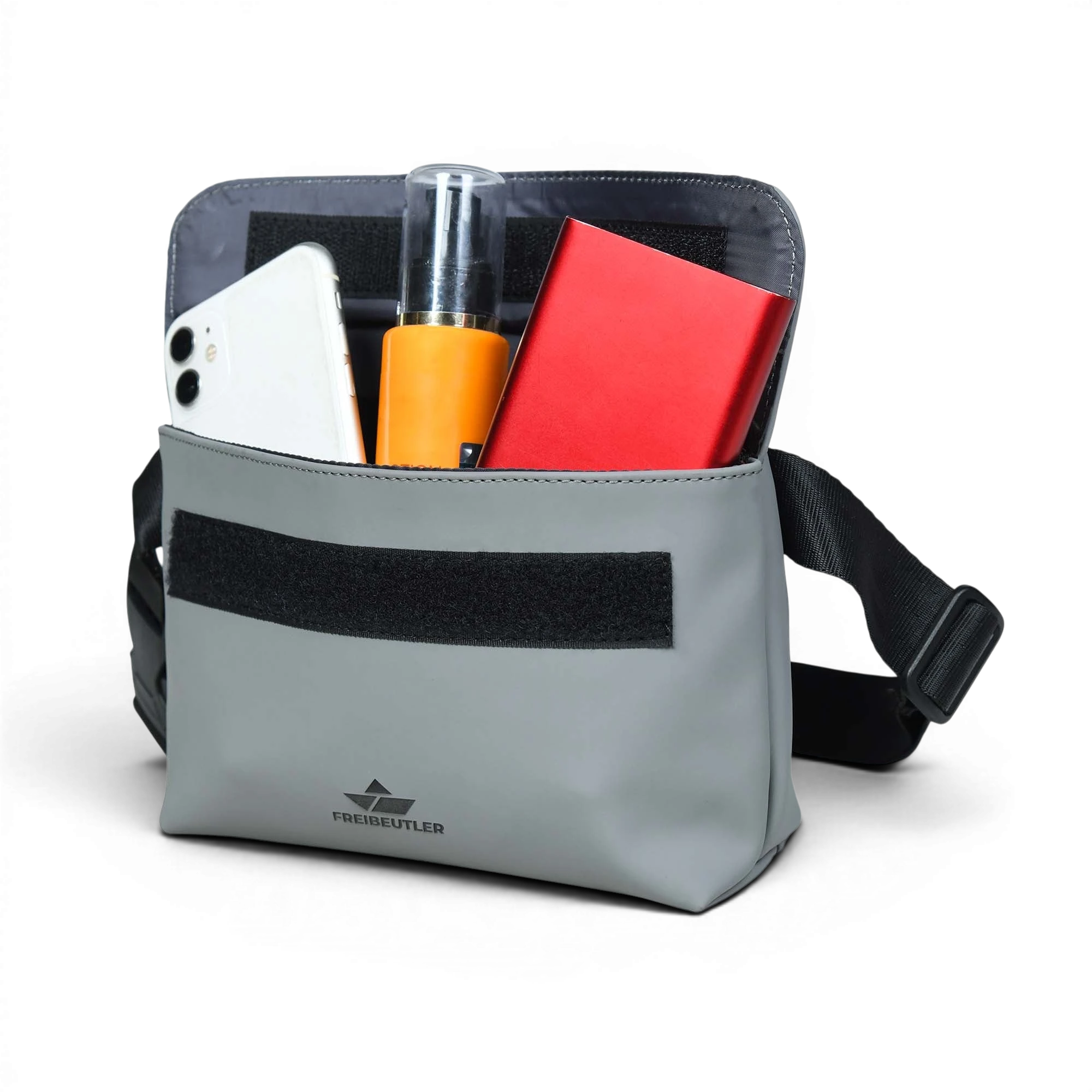 Graue FREIBEUTLER Hip Bag aus wasserabweisendem PU mit Klettverschluss und Außenfach, ideal für Reisen und Alltag.