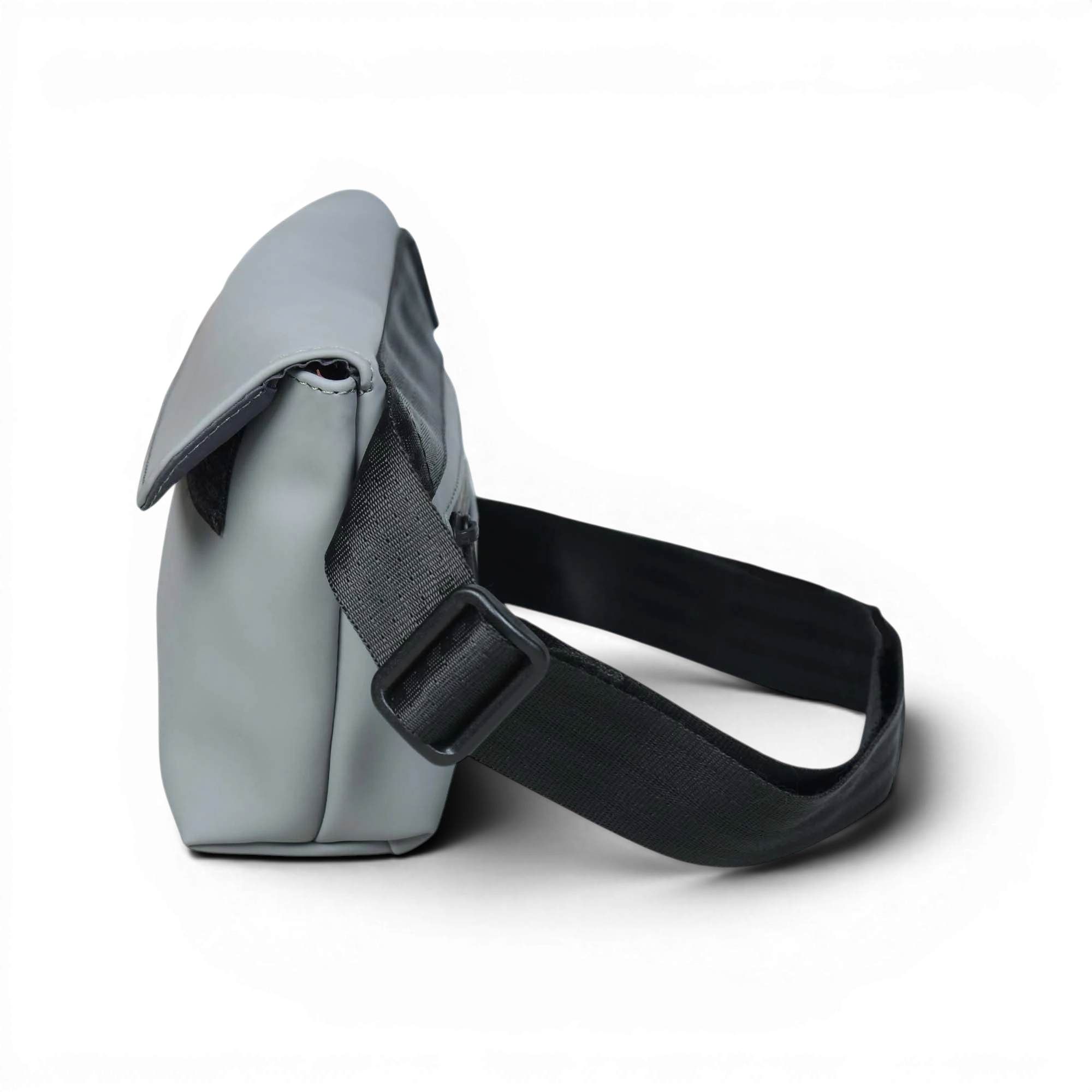 Graue FREIBEUTLER Hip Bag aus wasserabweisendem PU mit Klettverschluss und verstellbarem Gurt.