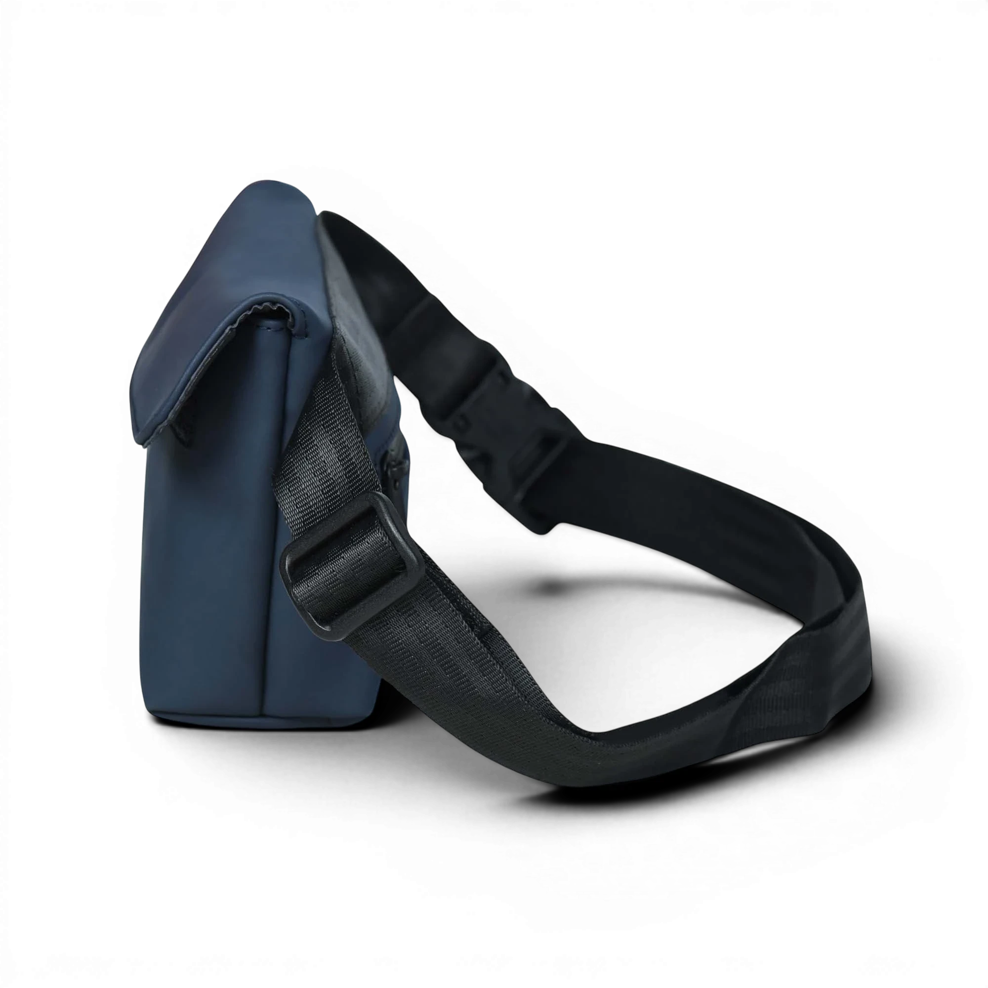 FREIBEUTLER Hip Bag Levi in dunkelblauem, wasserabweisendem PU-Material mit verstellbarem Gurt und Klettverschluss.