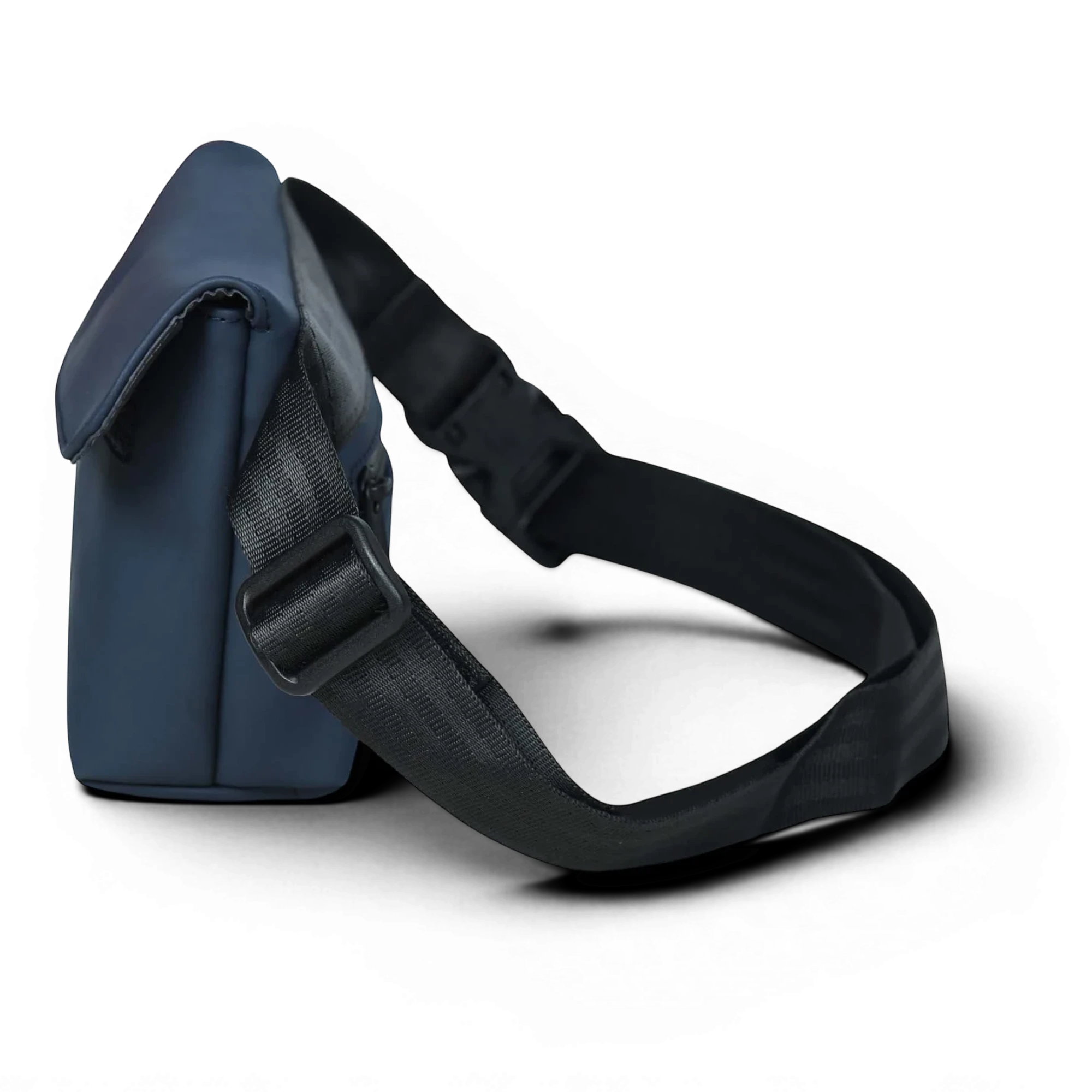 FREIBEUTLER Hip Bag Levi in dunkelblauem, wasserabweisendem PU-Material mit verstellbarem Gurt und Klettverschluss.