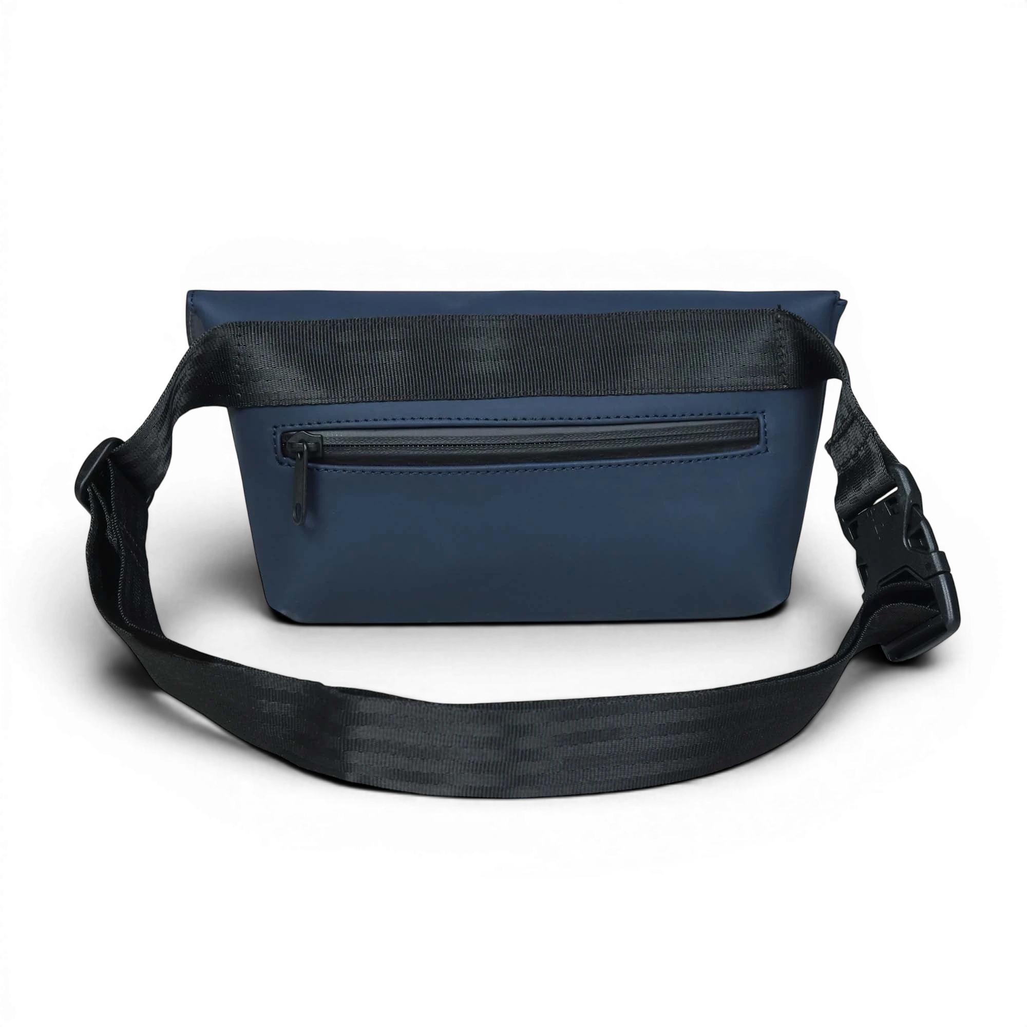 FREIBEUTLER Hip Bag Levi in dunkelblauem, wasserabweisendem PU-Material mit Reißverschlussfach und verstellbarem Gurt.