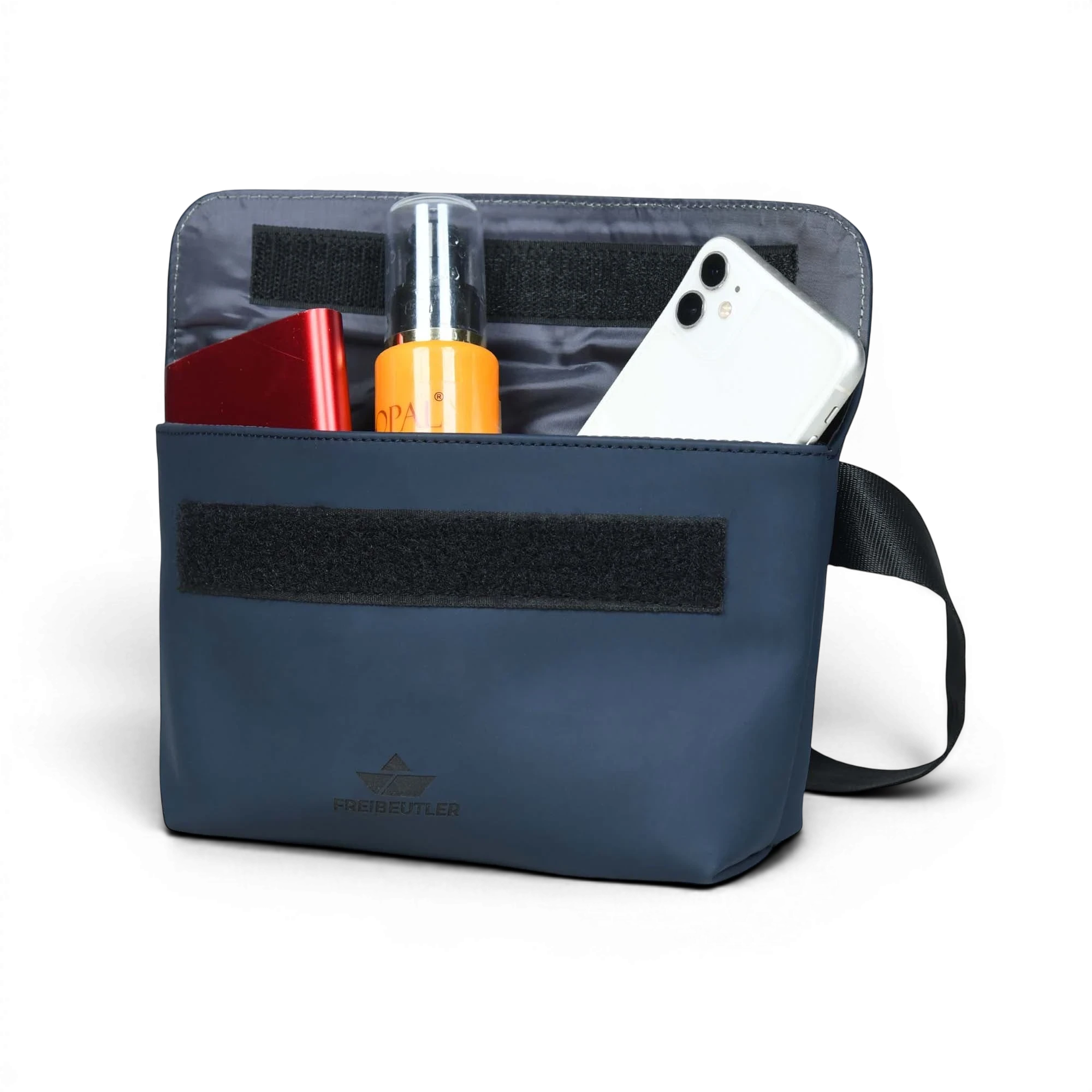 FREIBEUTLER Hip Bag Levi aus dunkelblauem, wasserabweisendem PU-Material mit Klettverschluss und Außenfach.