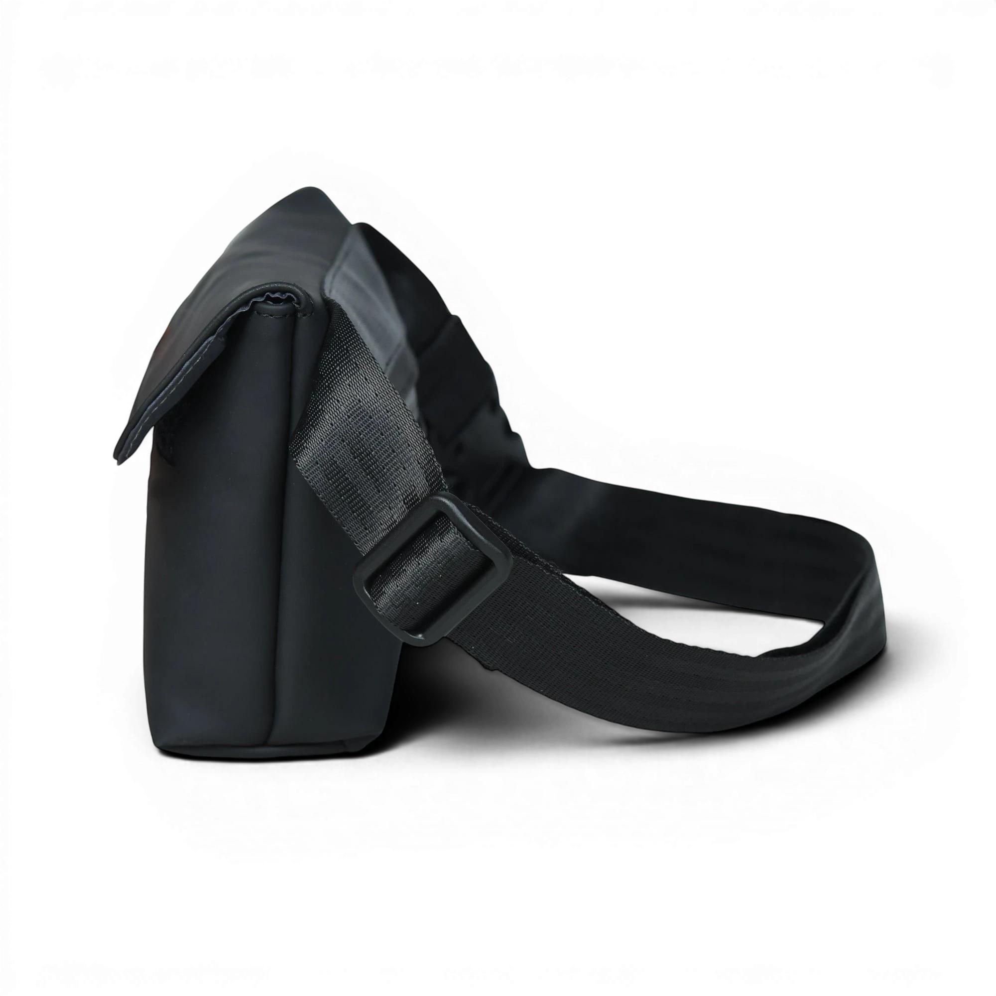 FREIBEUTLER Hip Bag Levi aus matt-schwarzem, wasserabweisendem PU-Material mit Klettverschluss und verstellbarem Gurt.