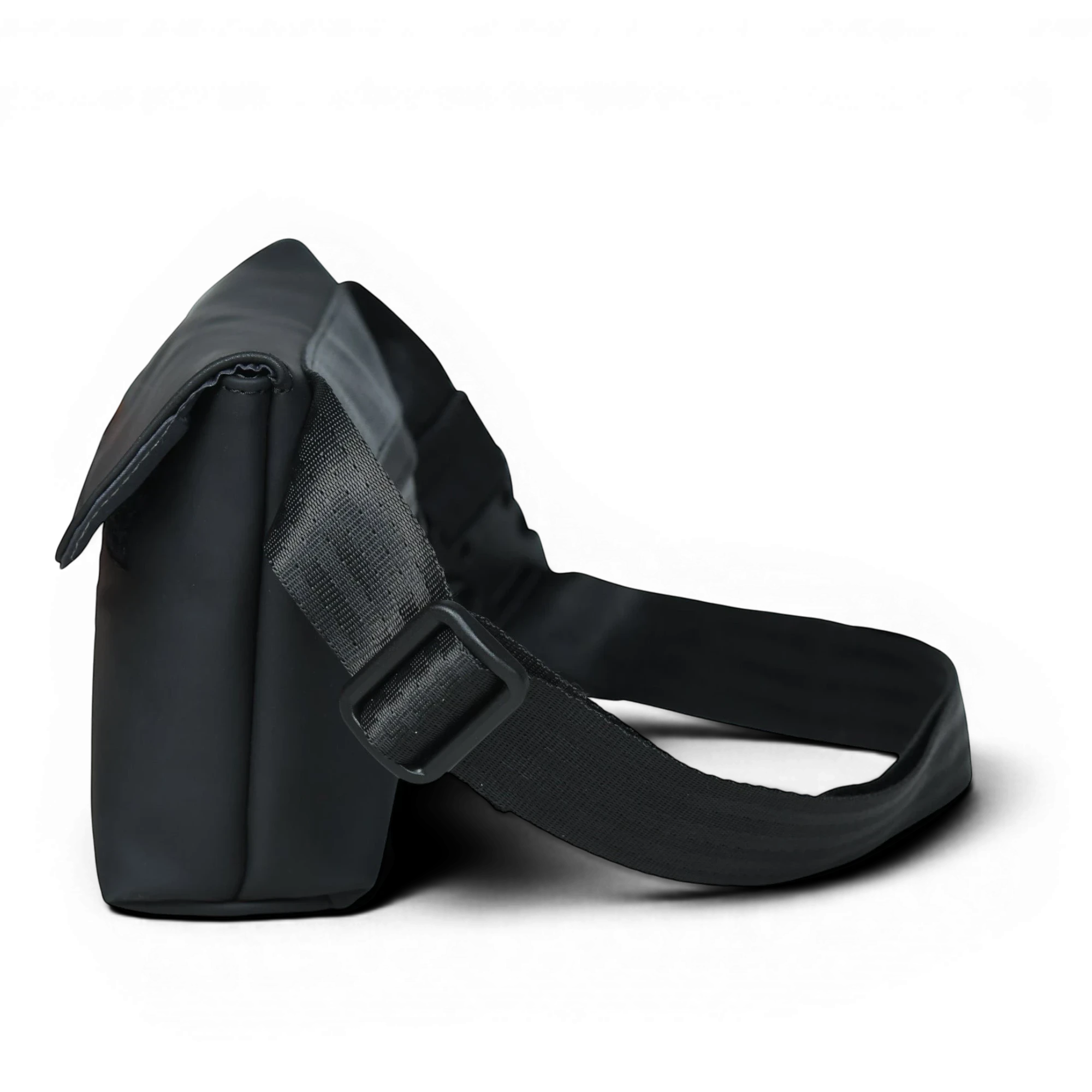 FREIBEUTLER Hip Bag Levi aus matt-schwarzem, wasserabweisendem PU-Material mit Klettverschluss und verstellbarem Gurt.