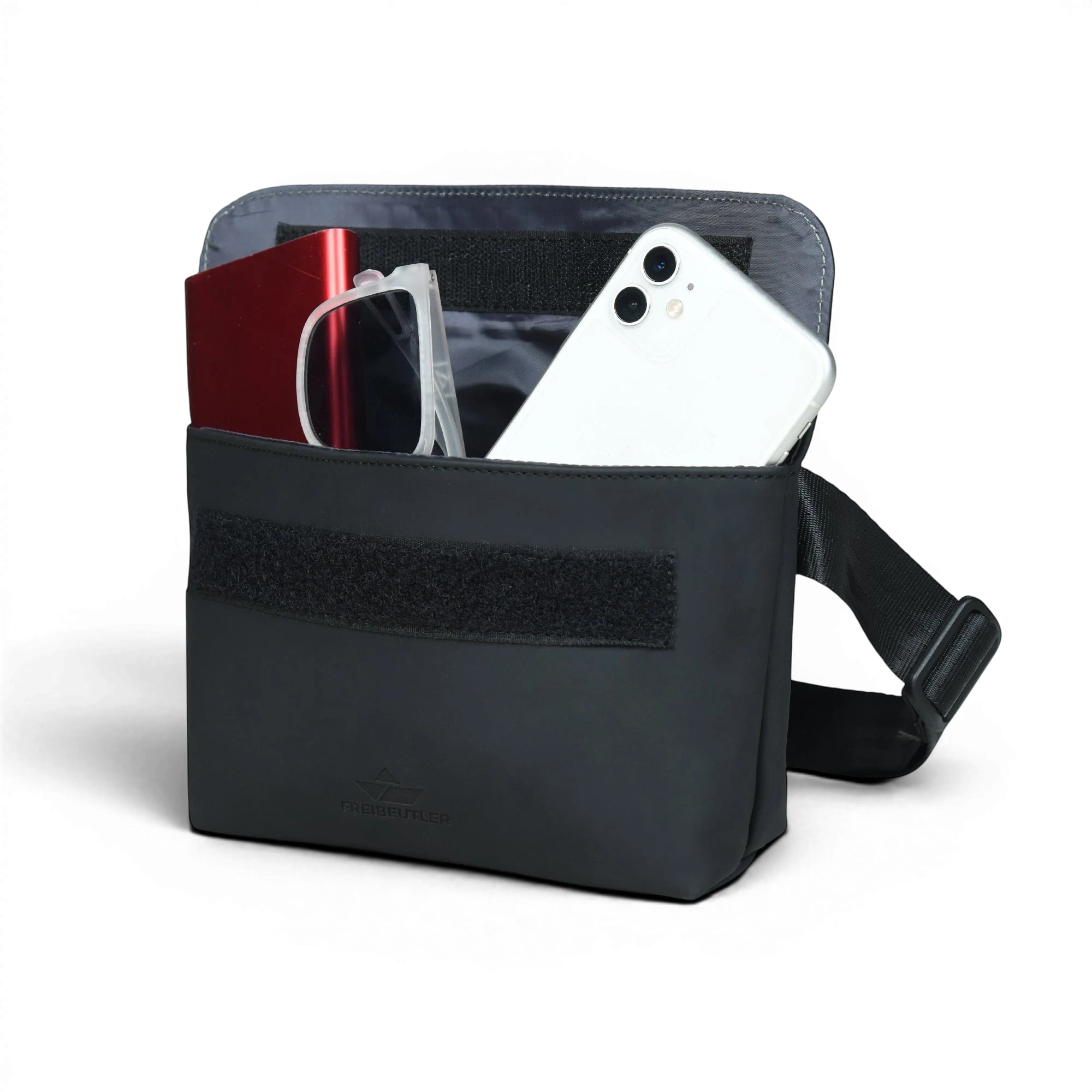 FREIBEUTLER Hip Bag Levi aus mattschwarzem, wasserabweisendem PU-Material mit Klettverschluss und Innenfächern. Bietet Platz für Smartphone, Schlüssel und Essentials.