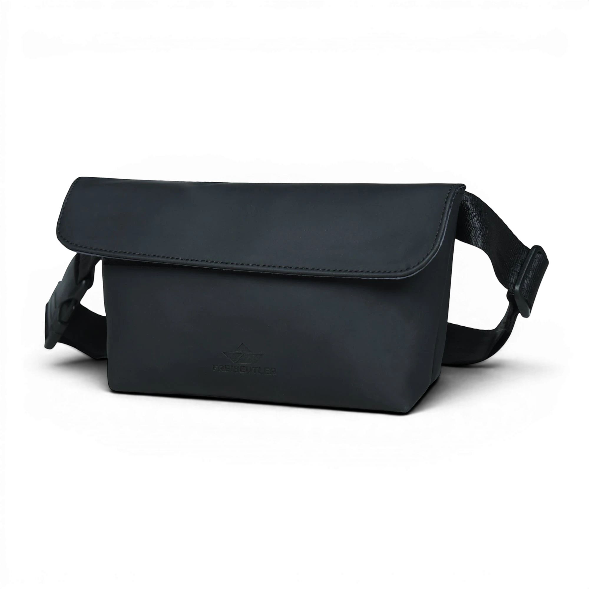 FREIBEUTLER Hip Bag Levi aus matt-schwarzem, wasserabweisendem PU mit Klettverschluss und verstellbarem Gurt.