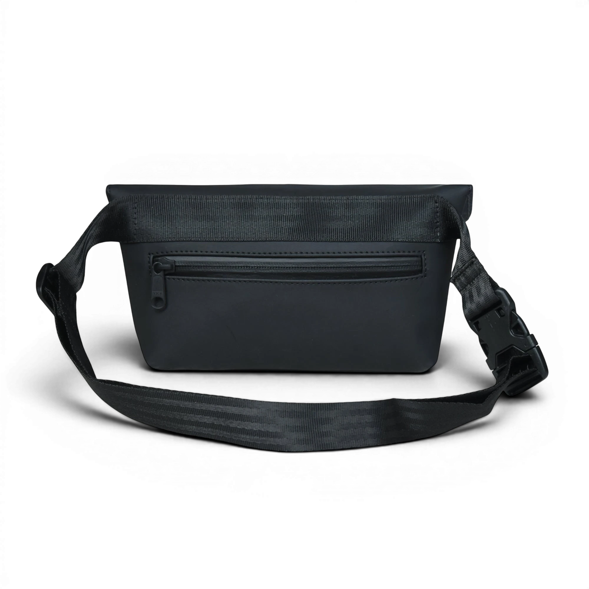FREIBEUTLER Hip Bag Levi aus matt-schwarzem, wasserabweisendem PU-Material mit Reißverschlussfach und verstellbarem Gurt.