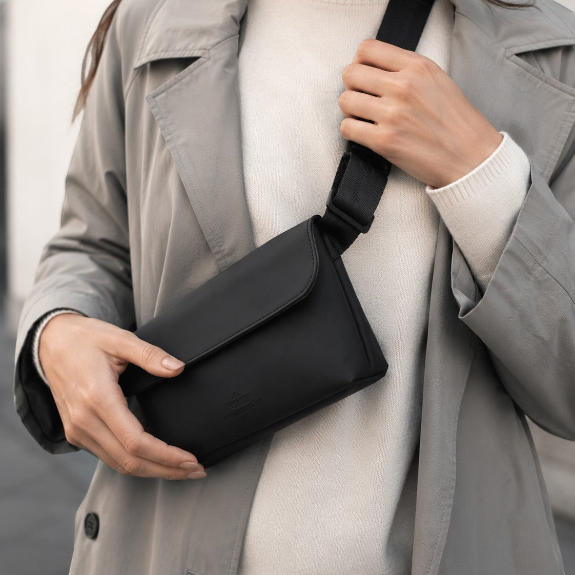 FREIBEUTLER Hip Bag Levi aus matt-schwarzem, wasserabweisendem PU-Material mit Klettverschluss und Logo