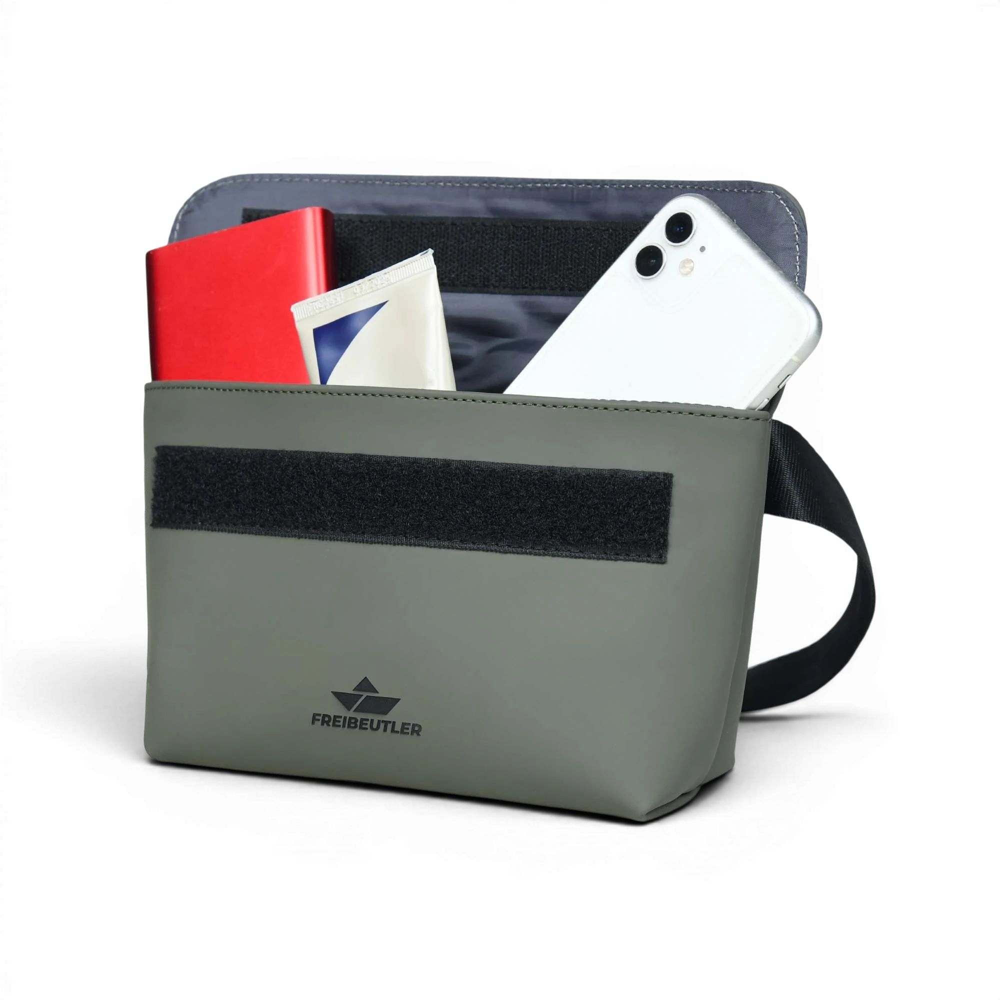 FREIBEUTLER Hip Bag Levi in Oliv, wasserabweisendes veganes PU-Material, mit Klettverschluss und Innen-/Außenfächern.