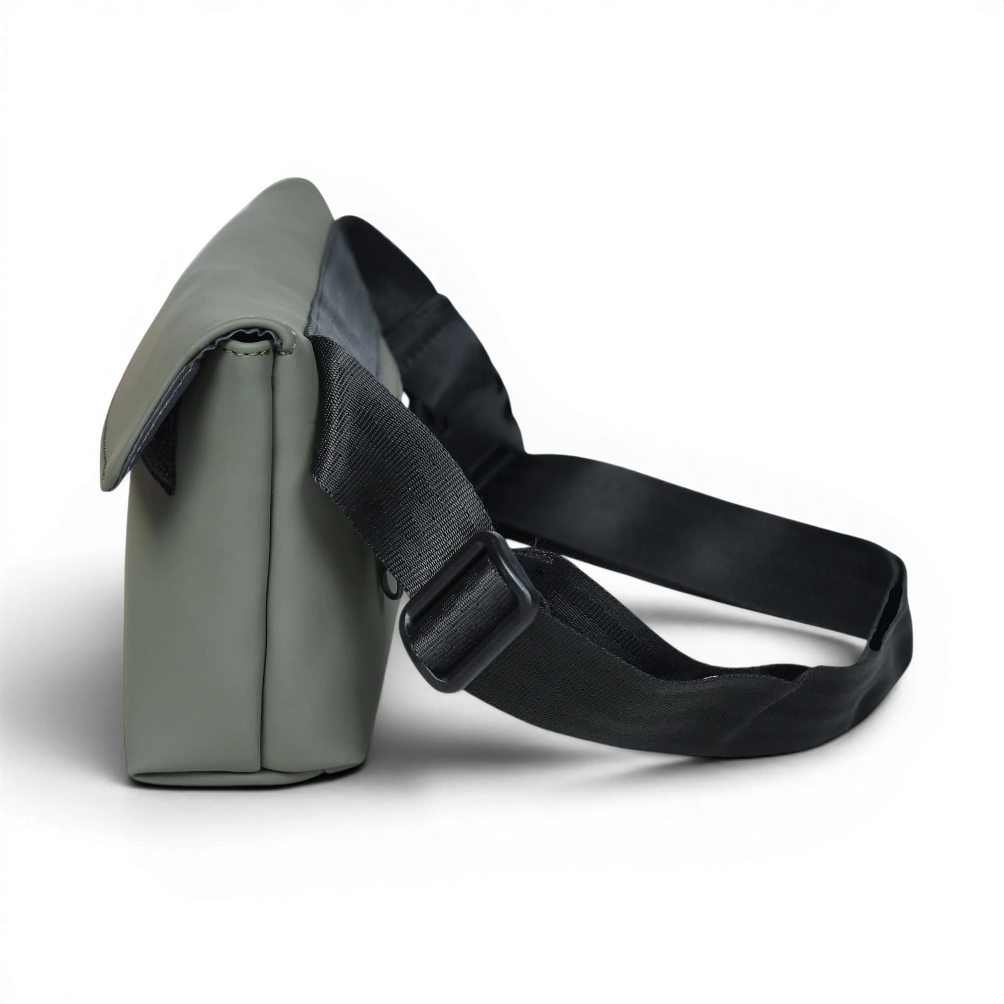 FREIBEUTLER Hip Bag Levi in Oliv, wasserabweisendes veganes PU-Material, mit verstellbarem Gurt und Klettverschluss