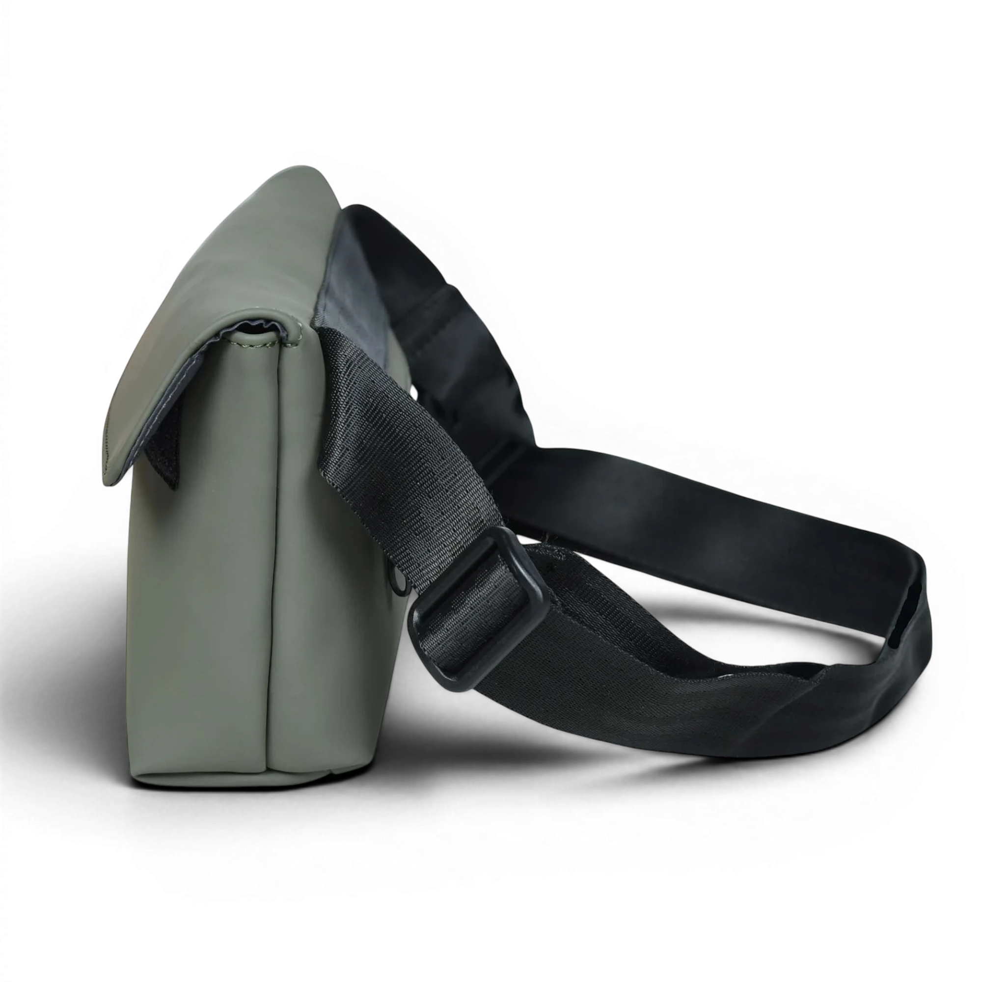 FREIBEUTLER Hip Bag Levi in Oliv, wasserabweisendes veganes PU-Material, mit verstellbarem Gurt und Klettverschluss