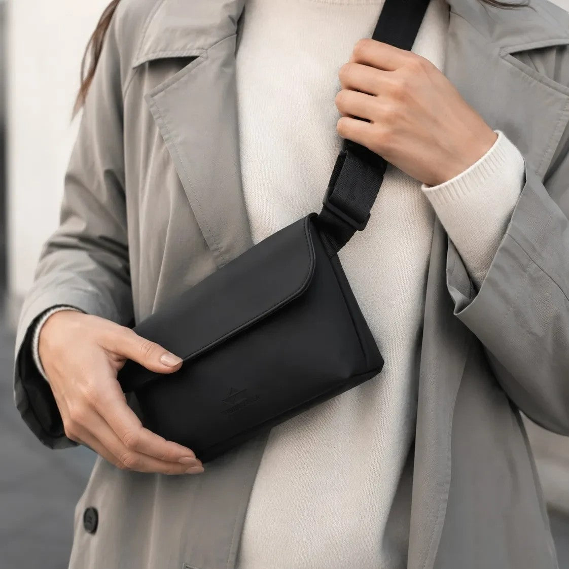 FREIBEUTLER Hip Bag Levi aus schwarzem, wasserabweisendem PU-Material mit Klettverschluss und verstellbarem Gurt.